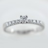 Bague solitaire en or avec diamant et diamants sur la tige 00223